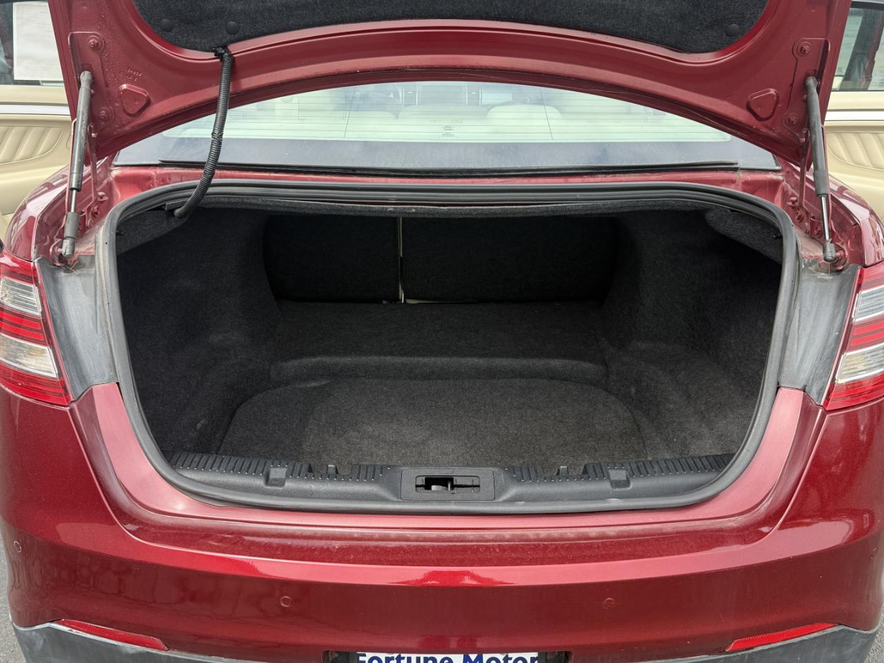 Ford Taurus 4dr Sdn SEL FWD 2015