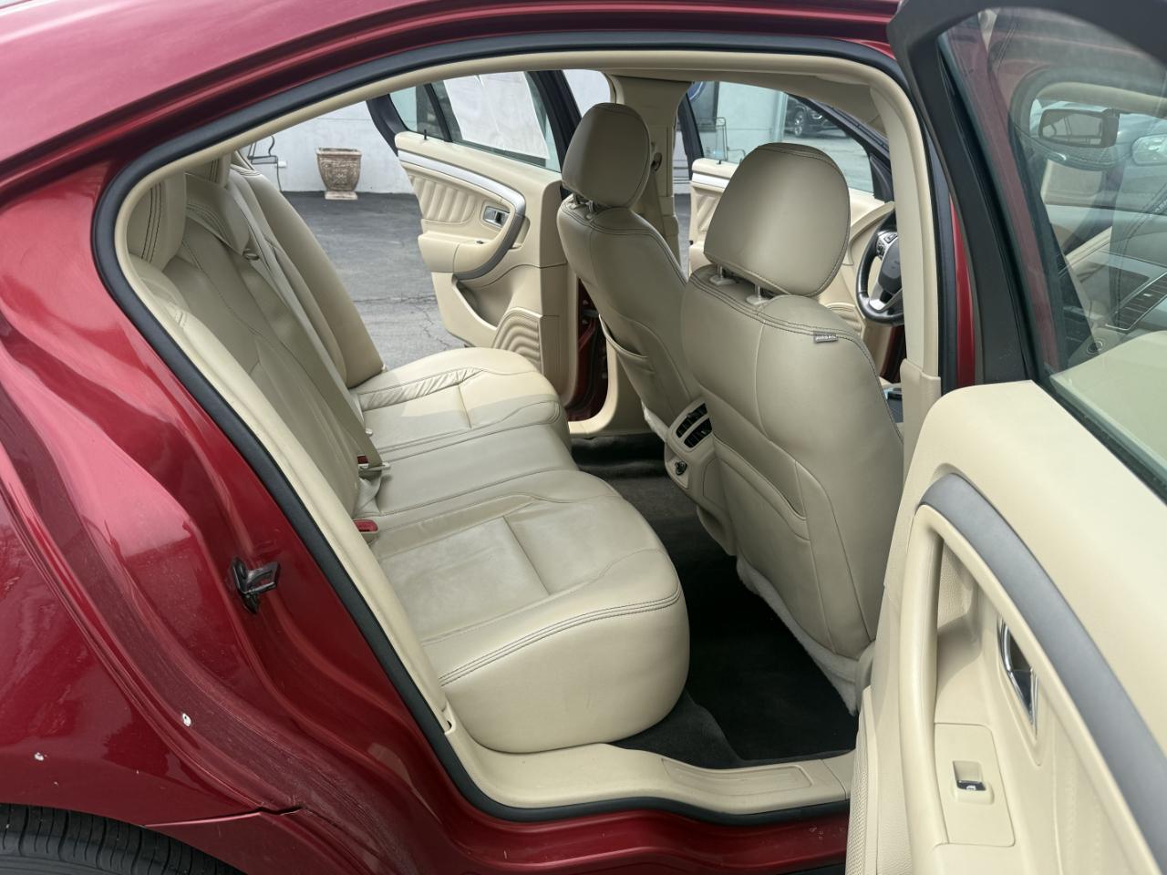 Ford Taurus 4dr Sdn SEL FWD 2015