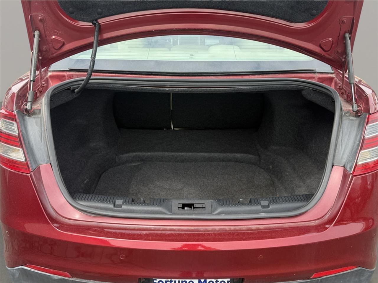 Ford Taurus 4dr Sdn SEL FWD 2015