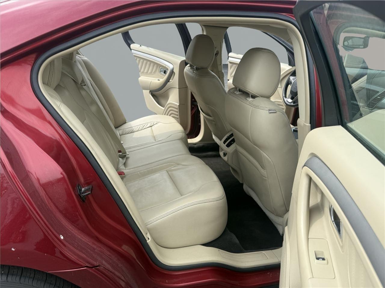 Ford Taurus 4dr Sdn SEL FWD 2015