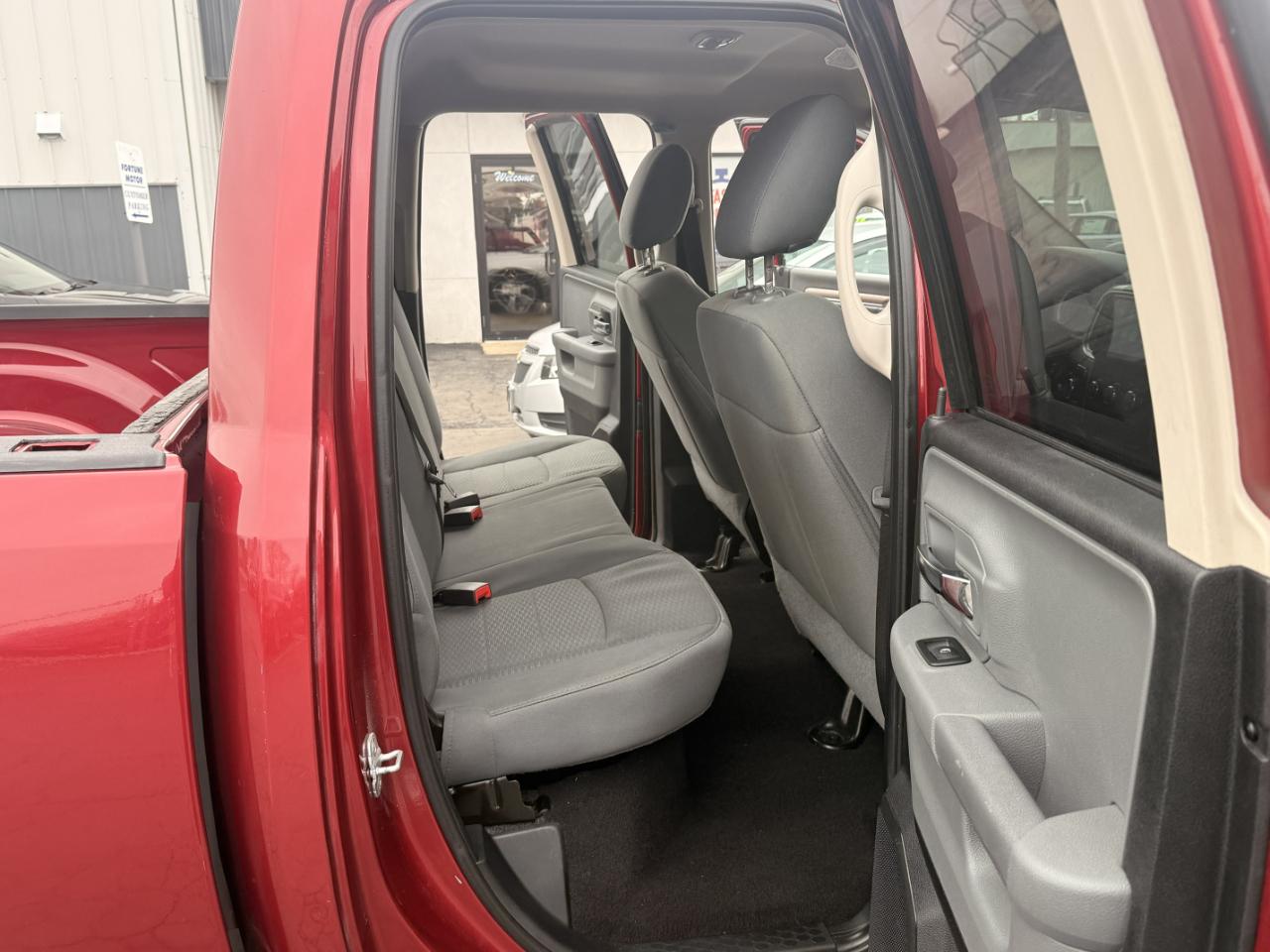 RAM 1500 4WD Quad Cab 140.5" SLT 2014