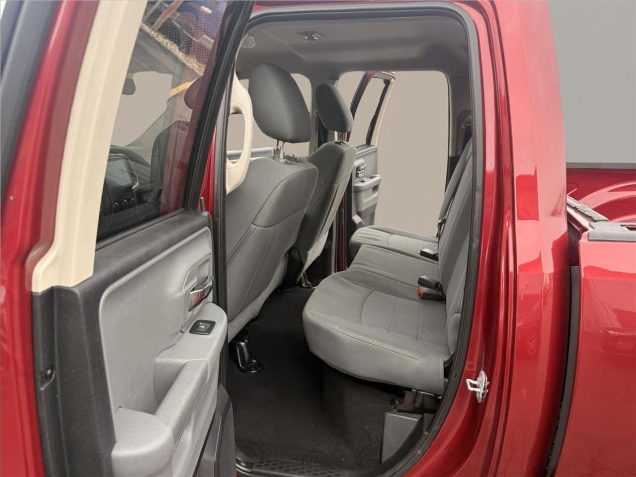 RAM 1500 4WD Quad Cab 140.5" SLT 2014
