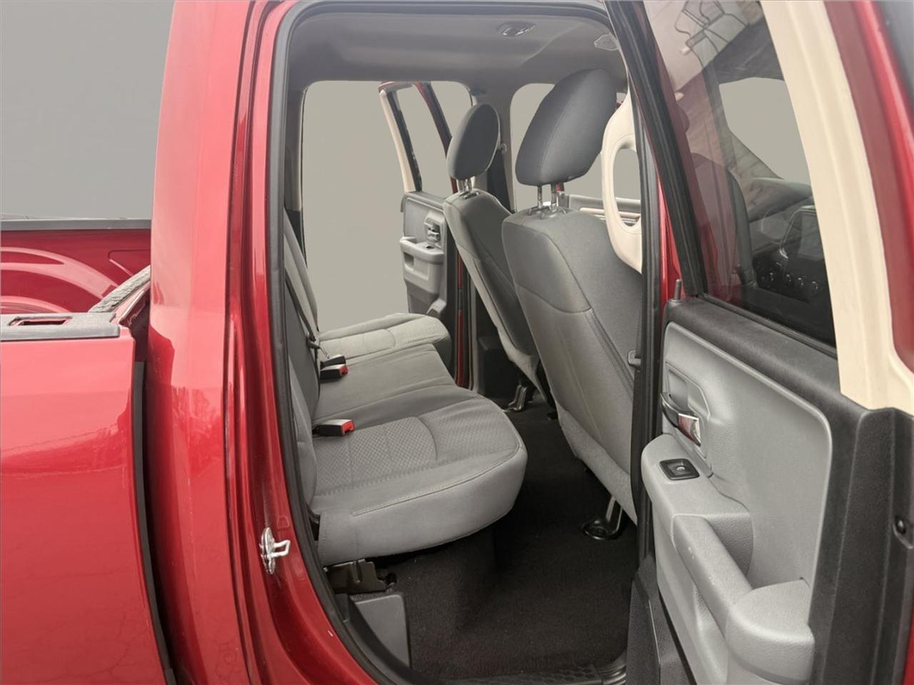 RAM 1500 4WD Quad Cab 140.5" SLT 2014
