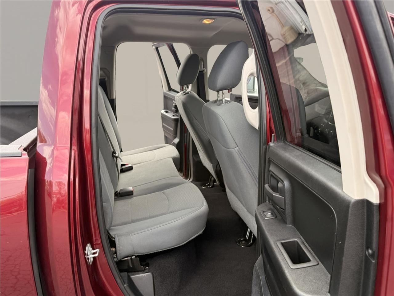 RAM 1500 Tradesman 4x4 Quad Cab 6'4" Box 2017