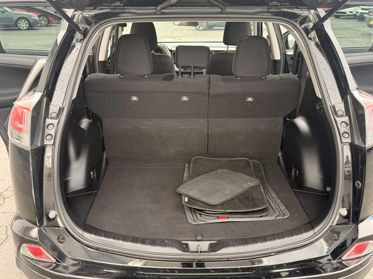 Toyota RAV4 LE FWD (Natl) 2018