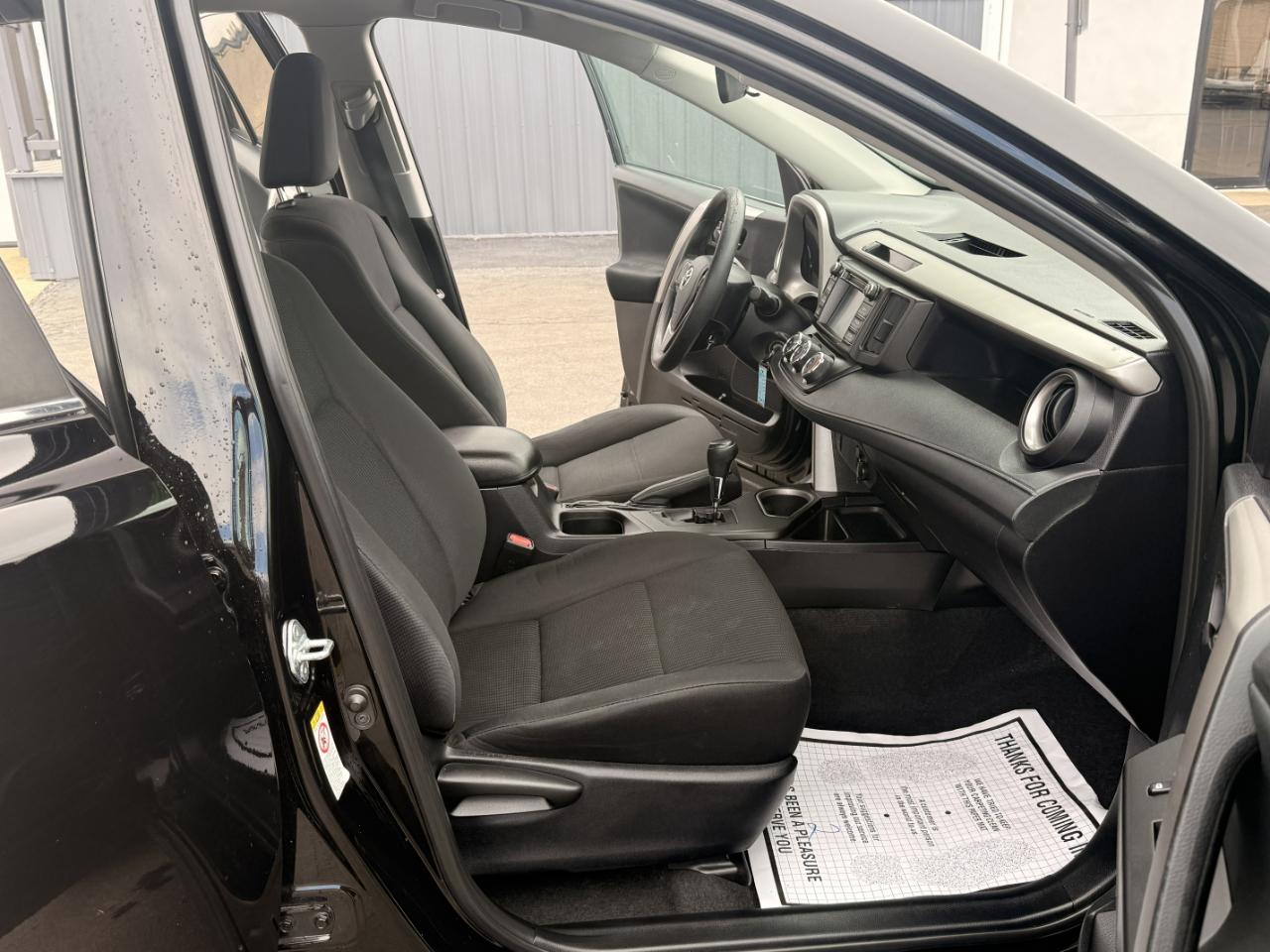 Toyota RAV4 LE FWD (Natl) 2018