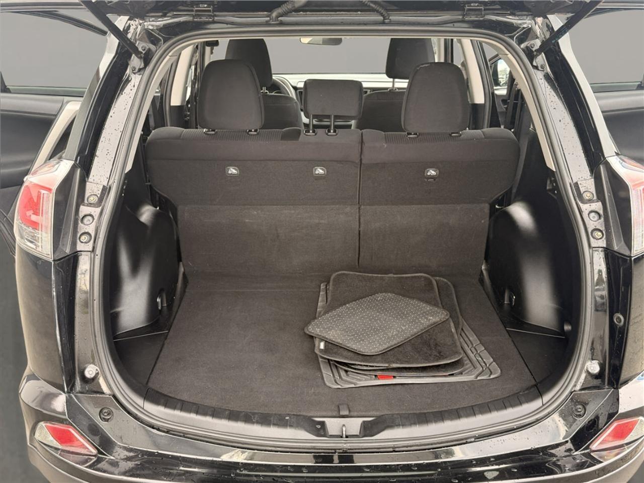 Toyota RAV4 LE FWD (Natl) 2018