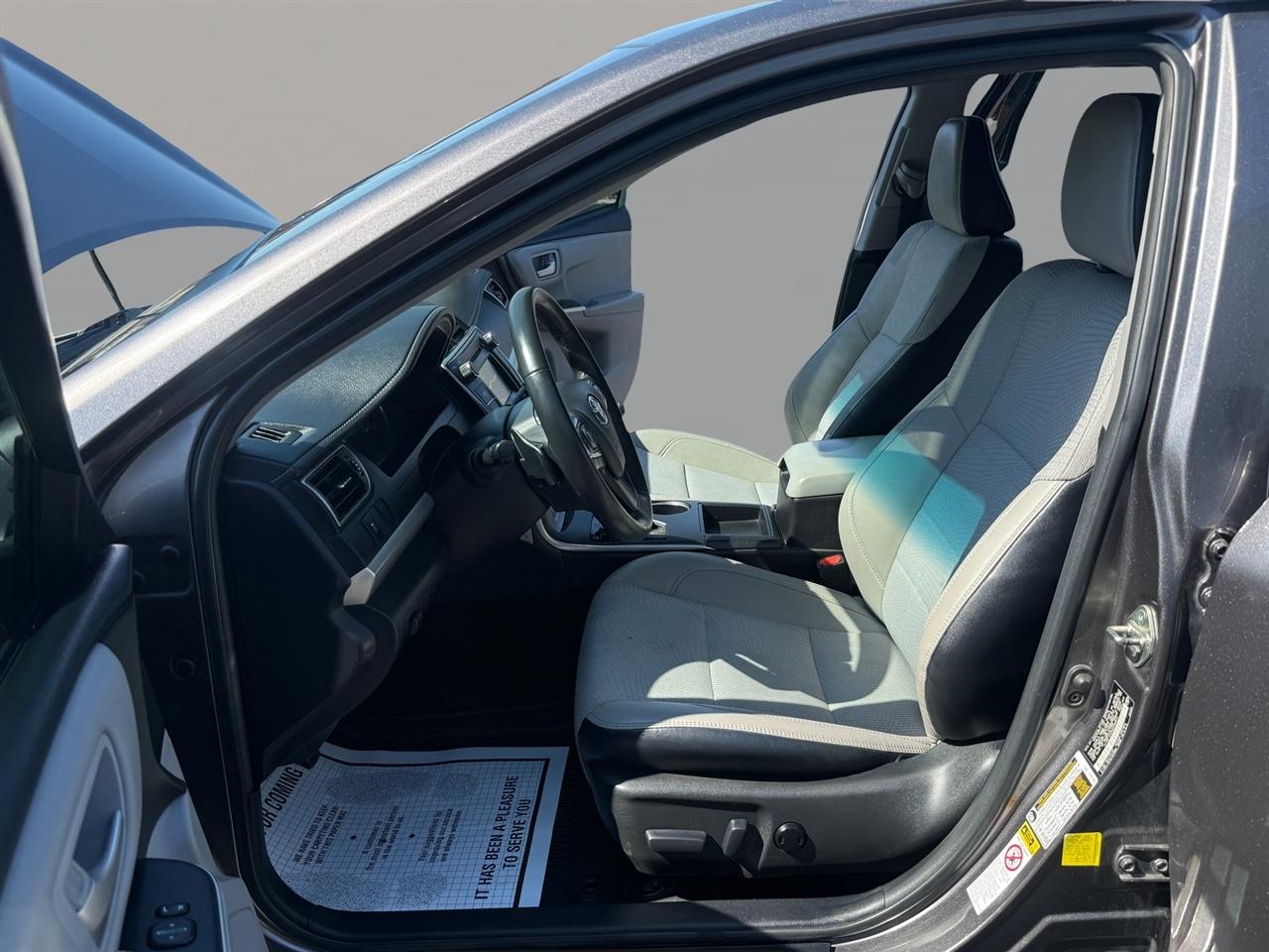 Toyota Camry SE Auto (Natl) 2017