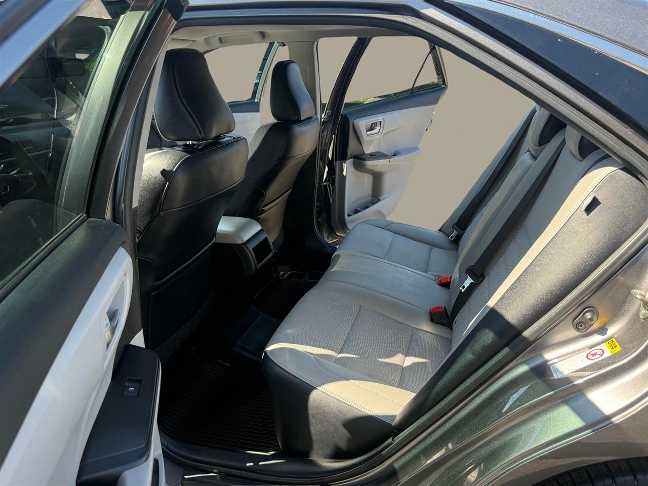 Toyota Camry SE Auto (Natl) 2017