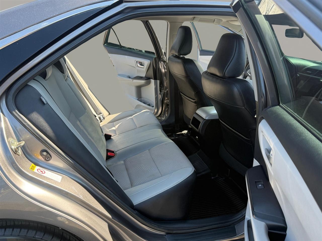 Toyota Camry SE Auto (Natl) 2017