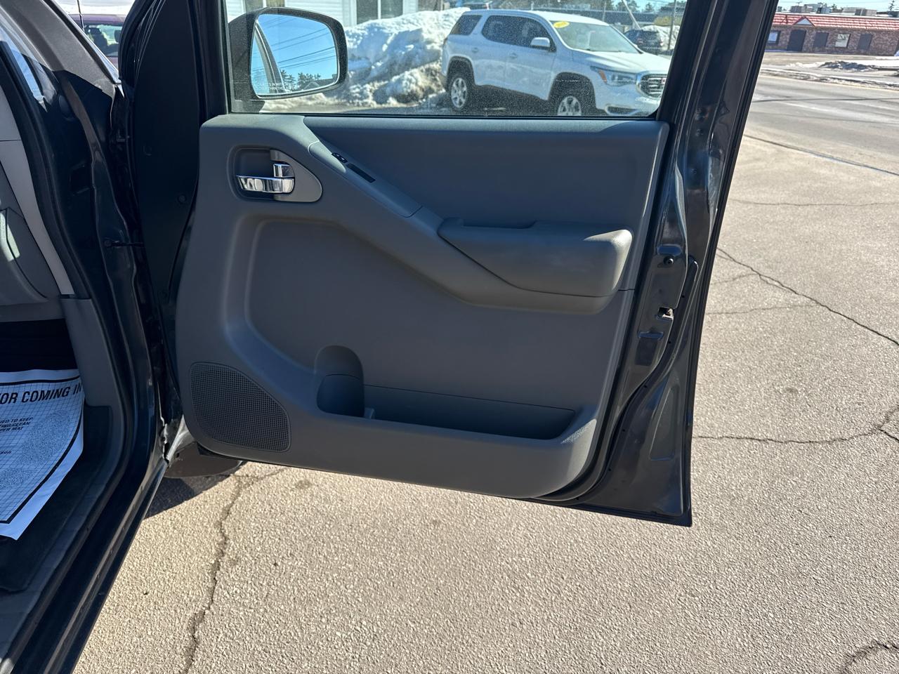 Nissan Frontier 2017.5 Crew Cab 4x4 SV V6 Manual 2011