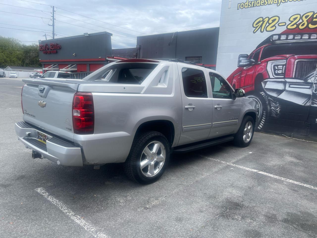 Chevrolet Avalanche LS 2WD 2011