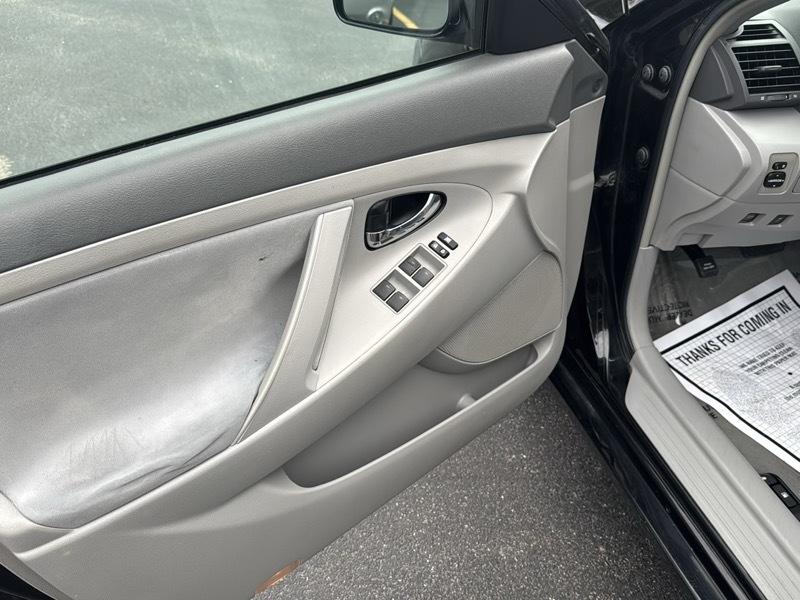 2010 Toyota Camry LE - Photo 11