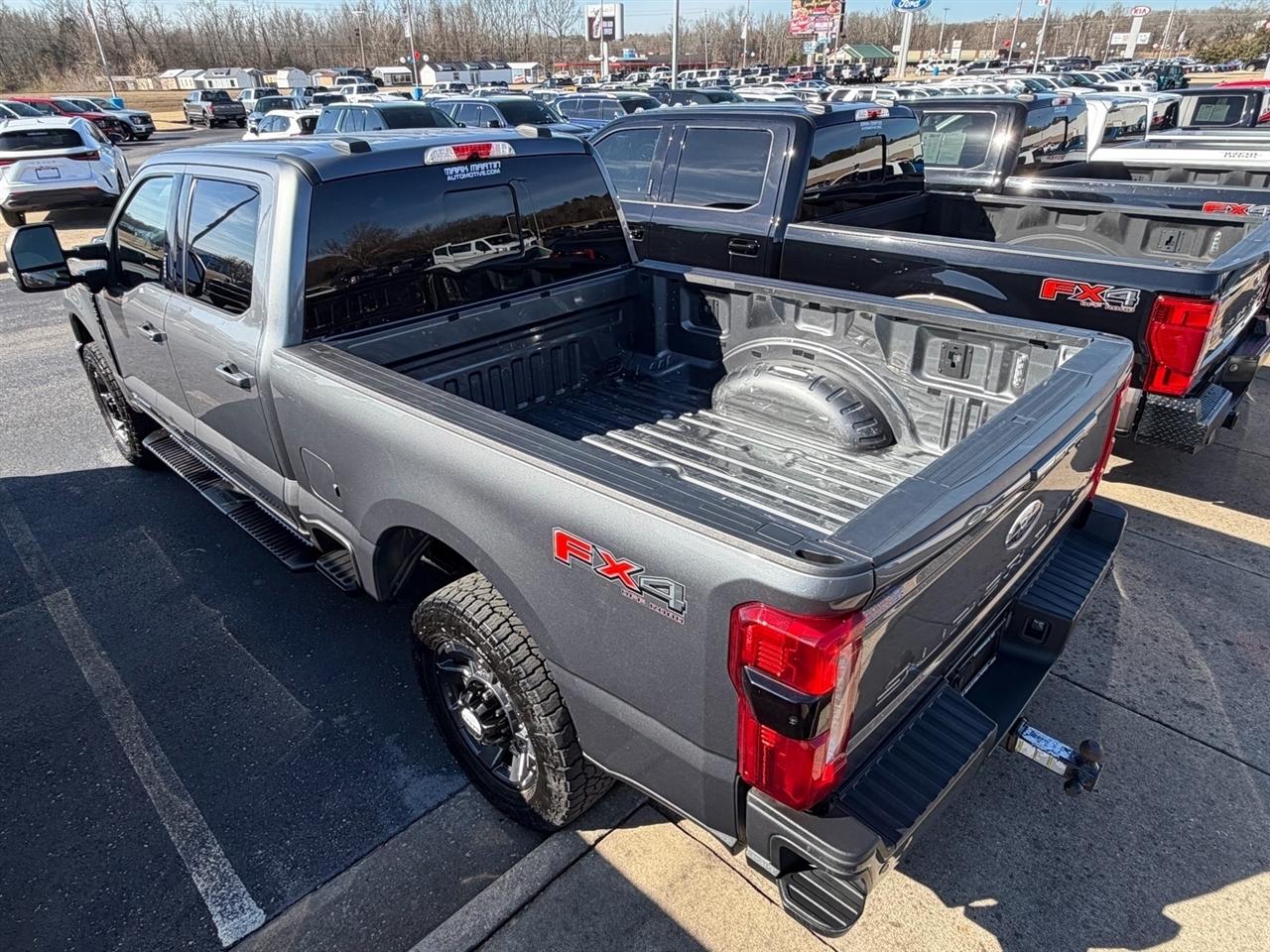 Ford Super Duty F-250 SRW Lariat 4WD Crew Cab 6.75' Box 2023