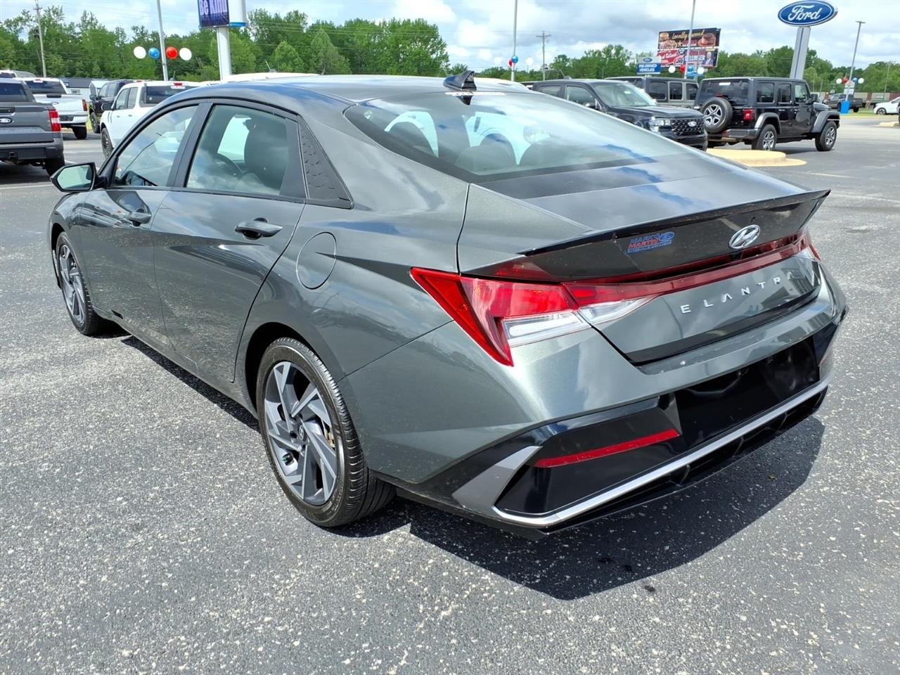 Hyundai Elantra  2025