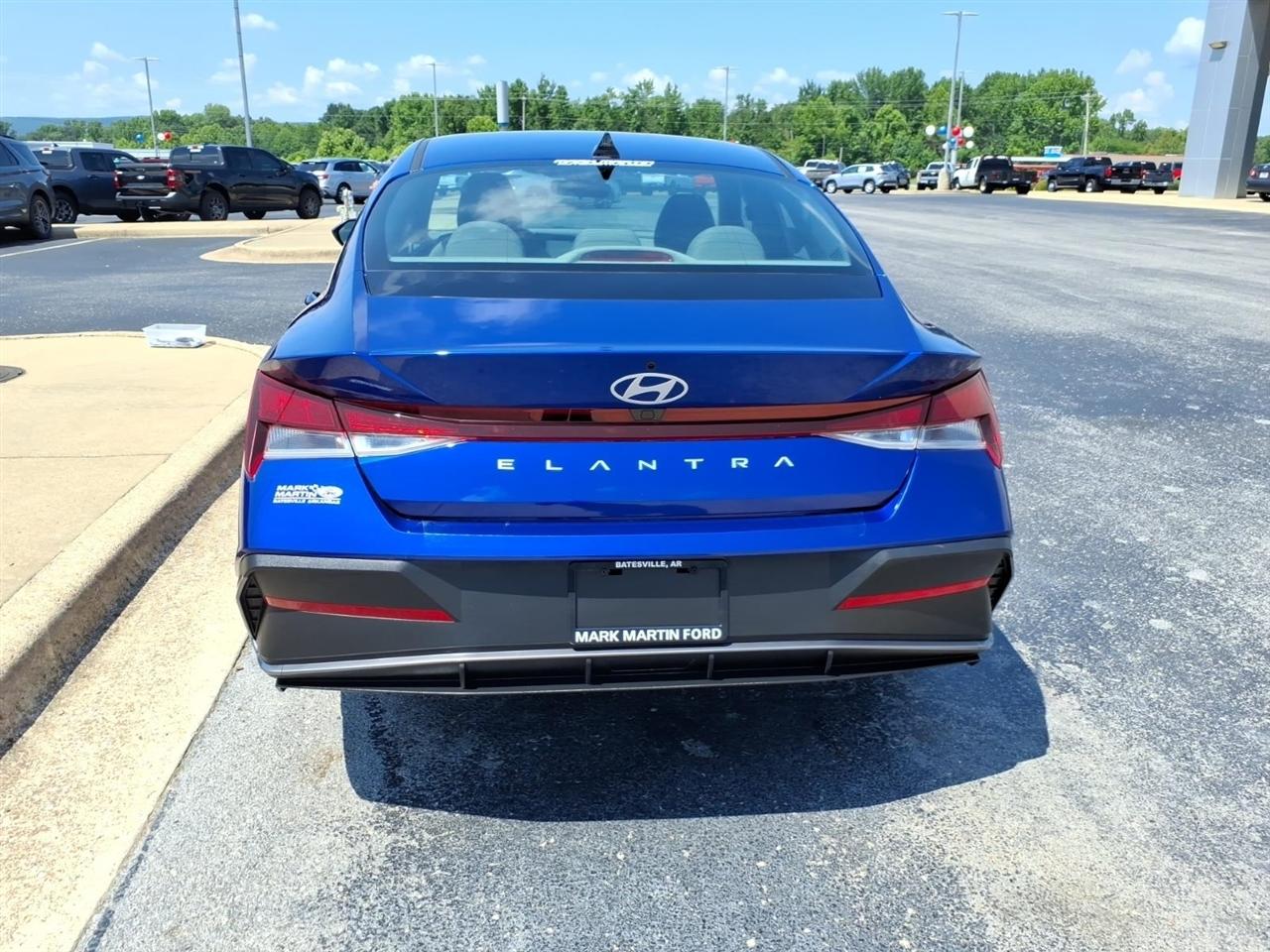 Hyundai Elantra  2024