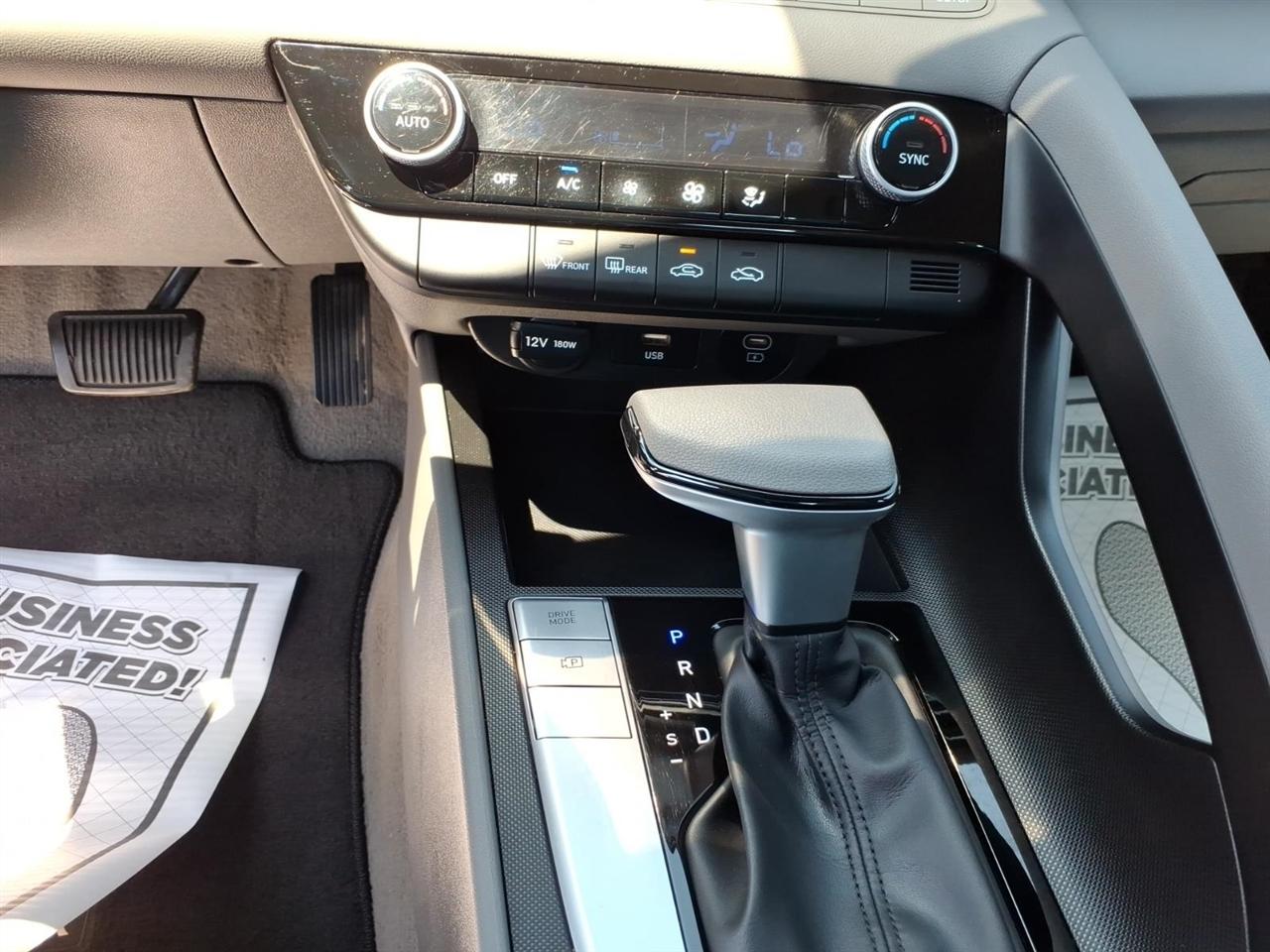 Hyundai Elantra  2024