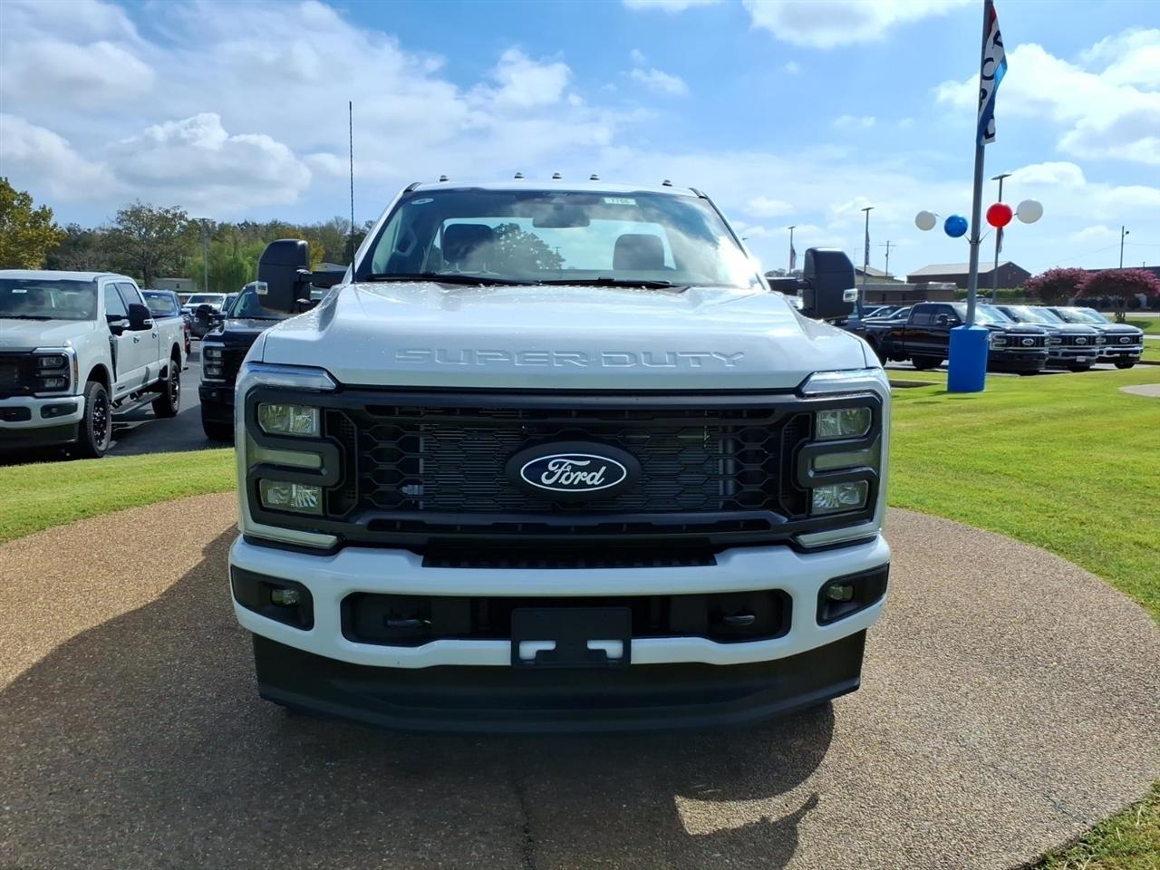 Ford Super Duty F-350 DRW  2027