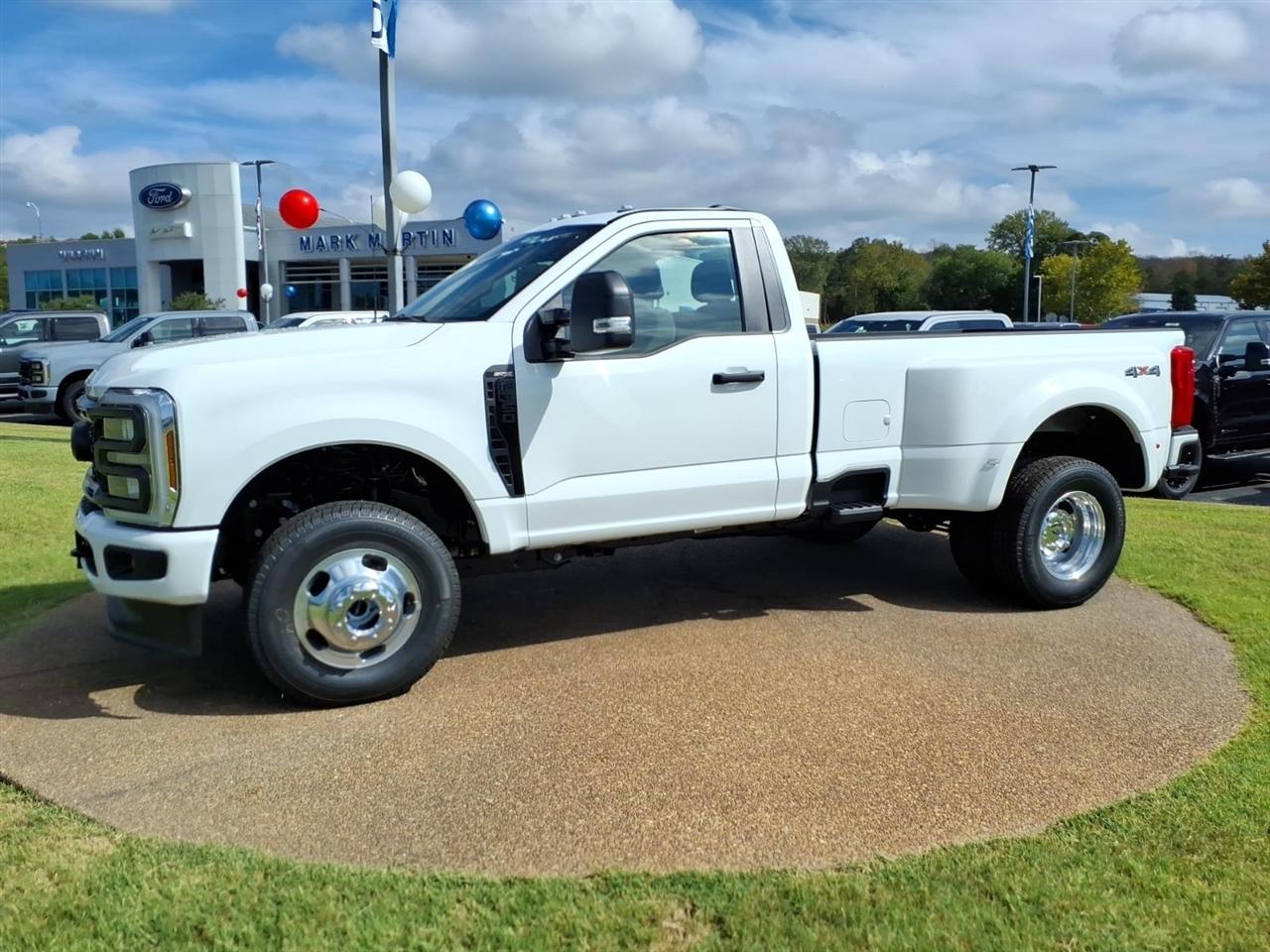 Ford Super Duty F-350 DRW  2027