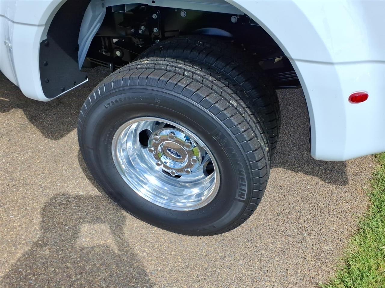 Ford Super Duty F-350 DRW  2027