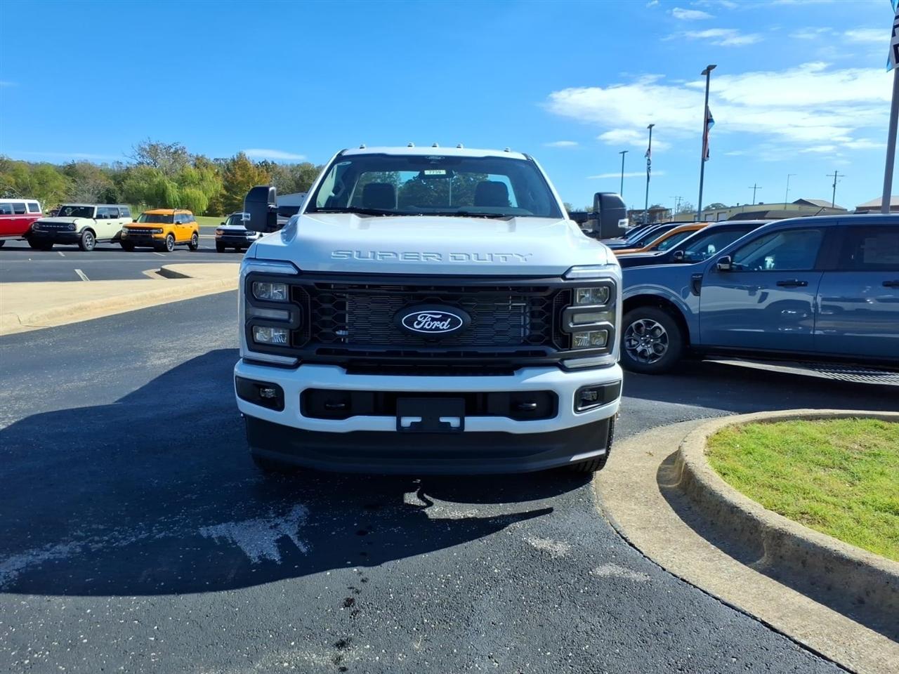 Ford Super Duty F-350 DRW  2027