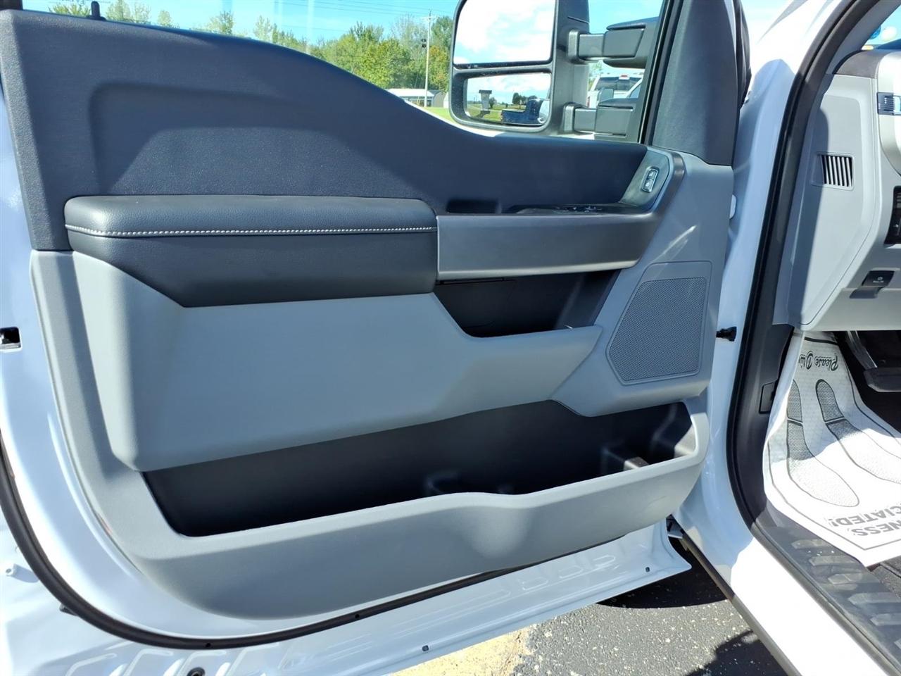 Ford Super Duty F-350 DRW  2027