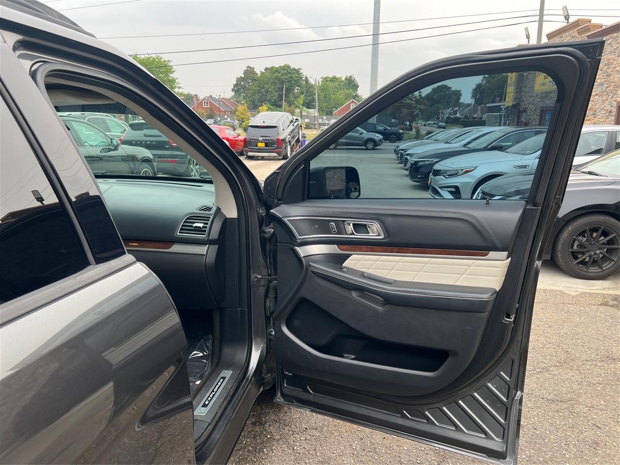 Ford Explorer 4WD 4dr Platinum 2016