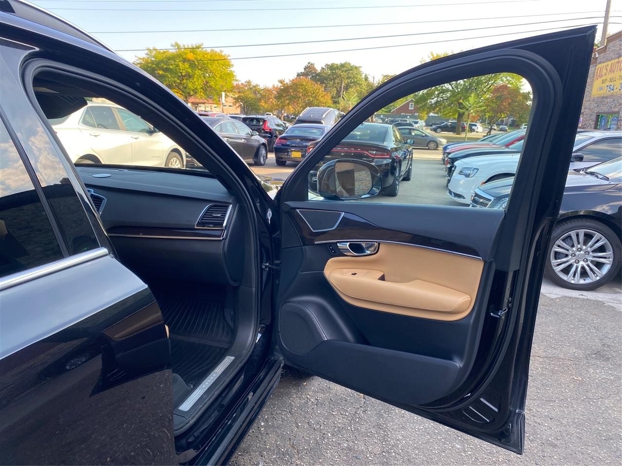 Volvo XC90 T6 AWD 7-Passenger Momentum 2018