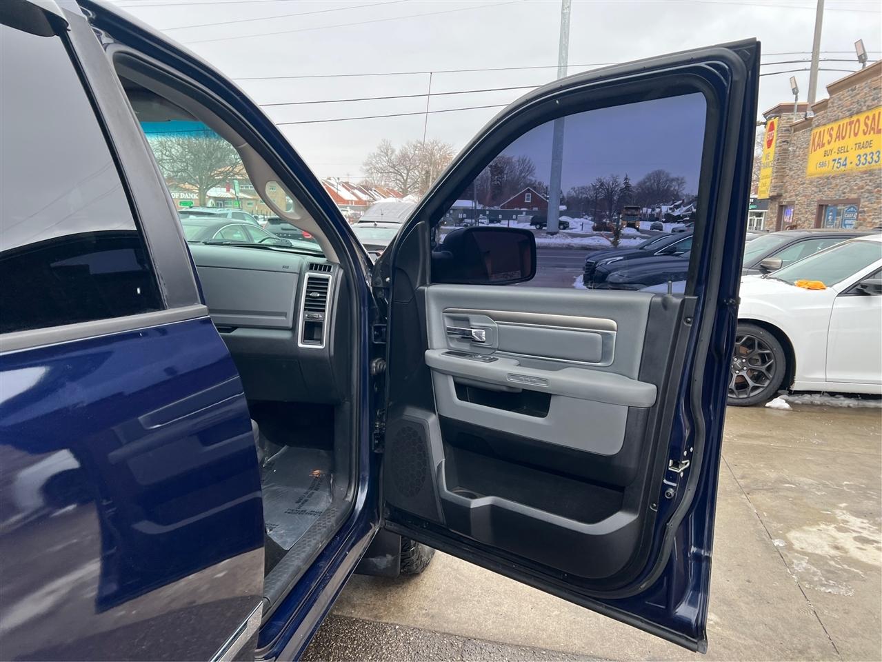 RAM 1500 4WD Crew Cab 140.5" Big Horn 2015