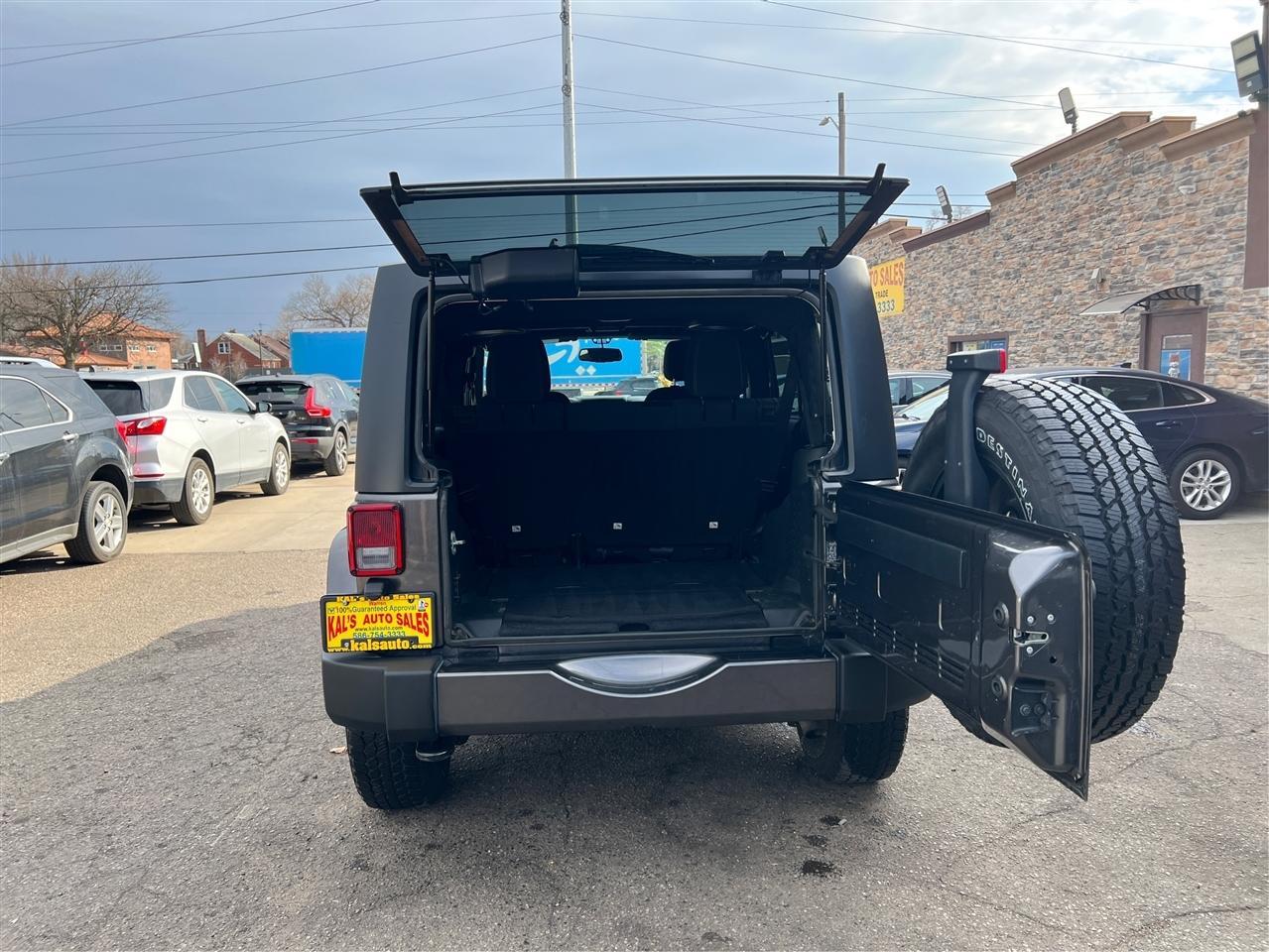 Jeep Wrangler Unlimited 4WD 4dr Sahara 2016