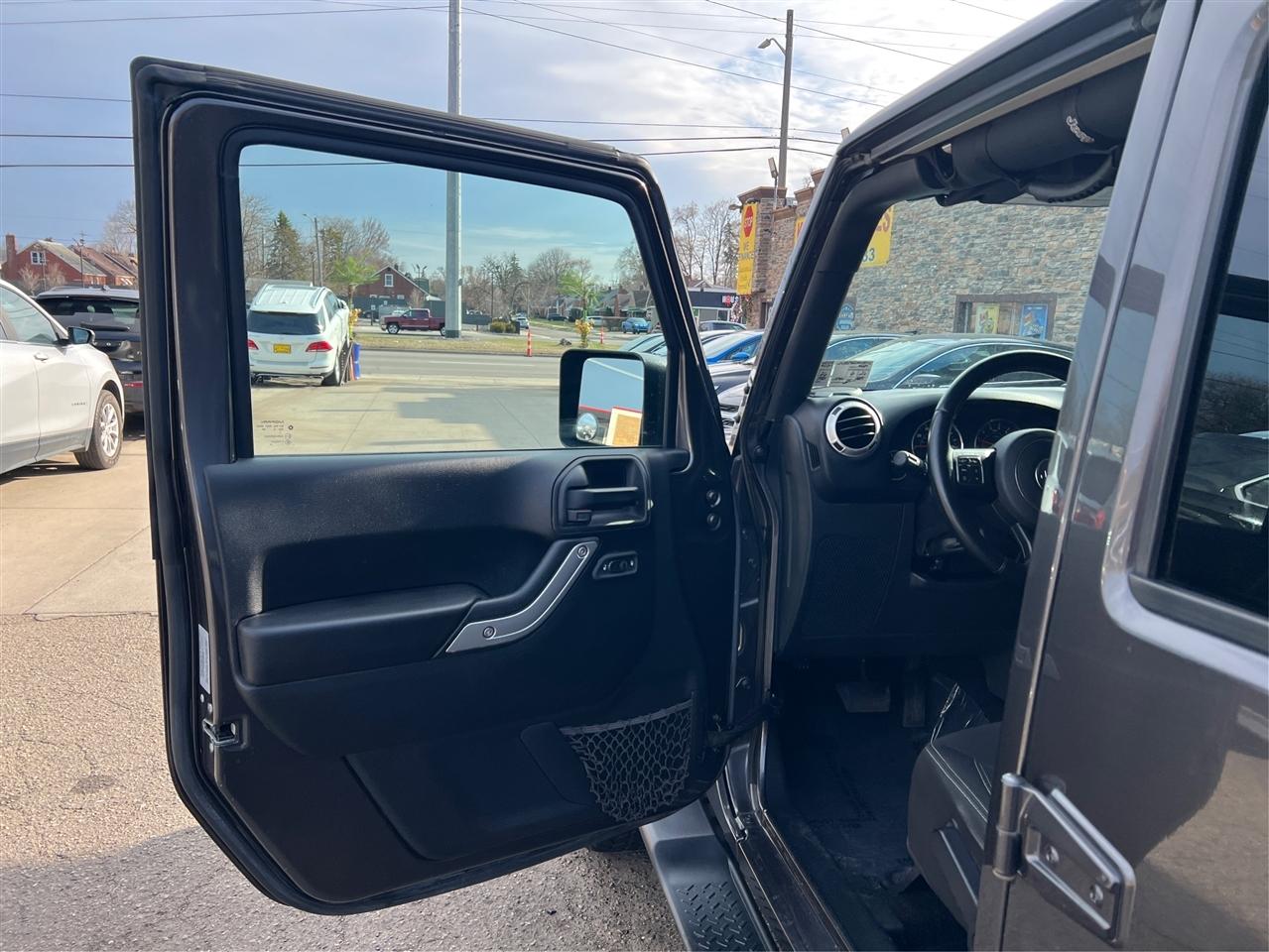 Jeep Wrangler Unlimited 4WD 4dr Sahara 2016