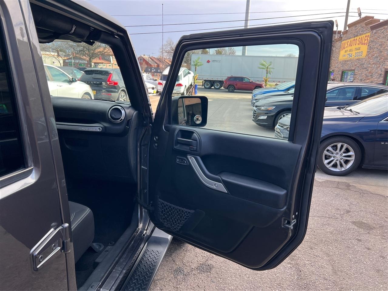 Jeep Wrangler Unlimited 4WD 4dr Sahara 2016