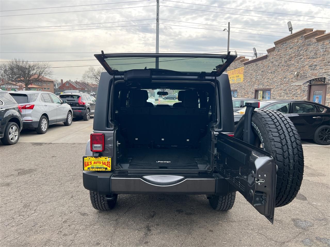 Jeep Wrangler Unlimited 4WD 4dr Sahara 2016