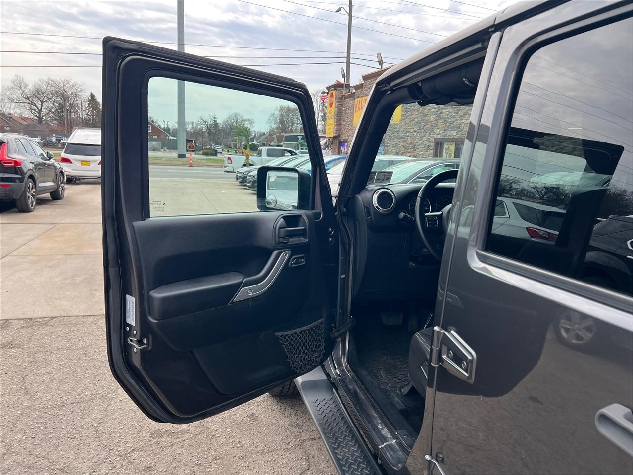 Jeep Wrangler Unlimited 4WD 4dr Sahara 2016