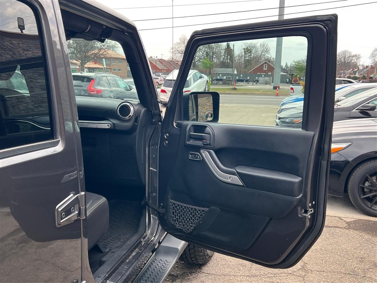 Jeep Wrangler Unlimited 4WD 4dr Sahara 2016