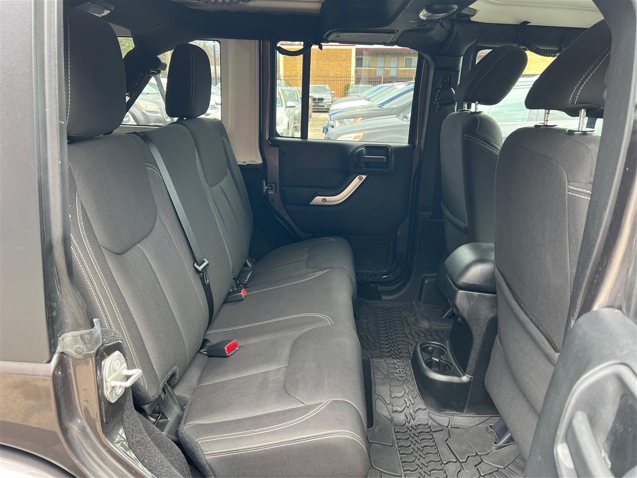 Jeep Wrangler Unlimited 4WD 4dr Sahara 2016