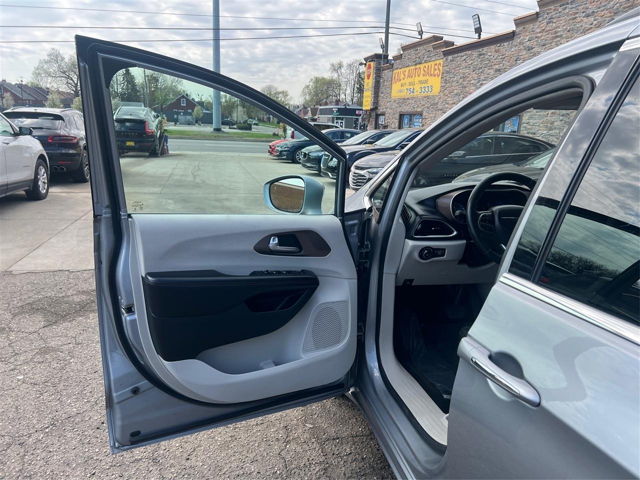 Chrysler Pacifica Touring-L FWD 2017