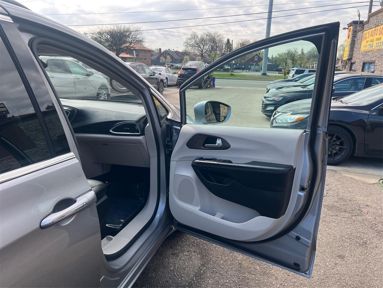 Chrysler Pacifica Touring-L FWD 2017