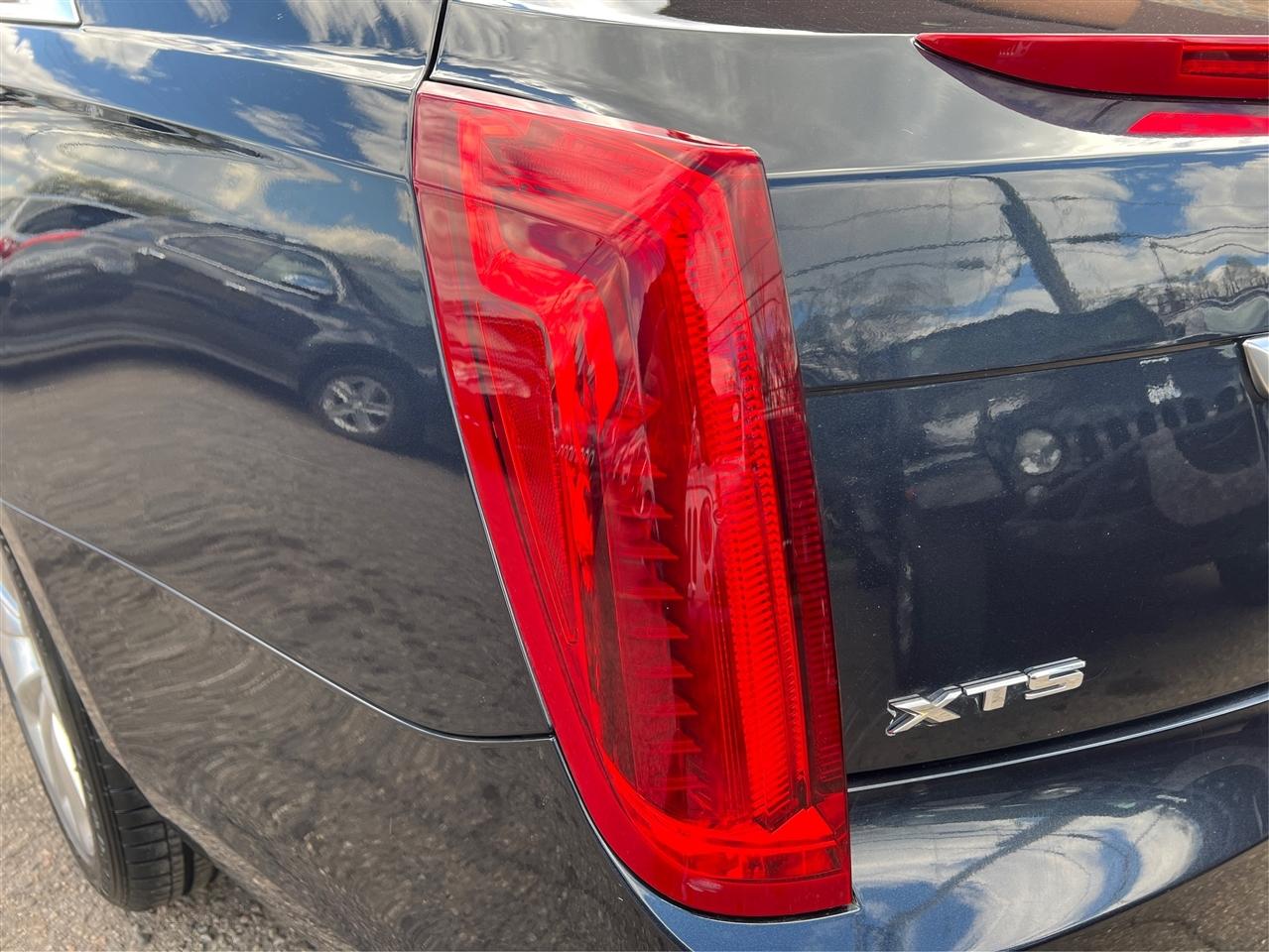 Cadillac XTS 4dr Sdn Premium FWD 2013