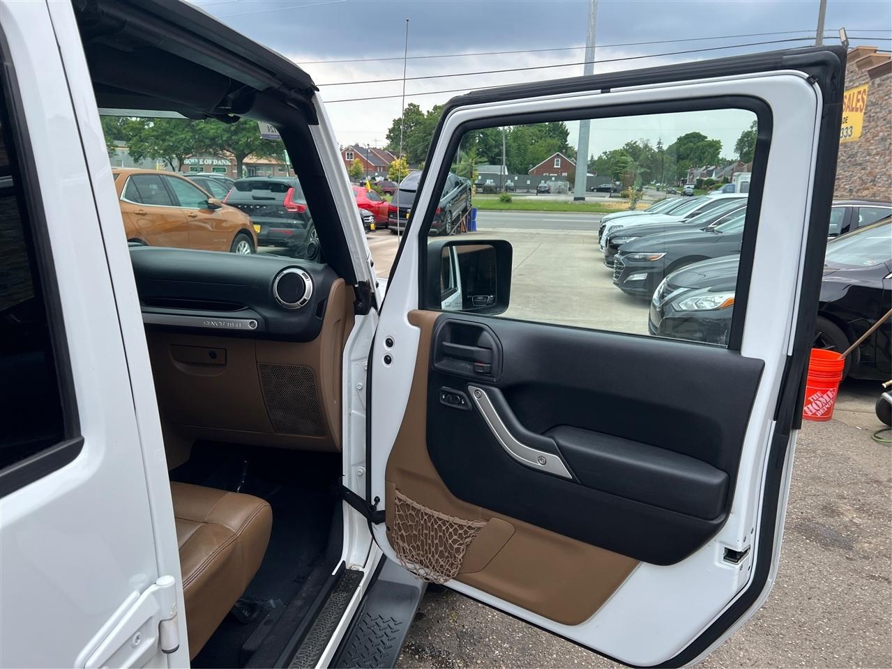 Jeep Wrangler Unlimited 4WD 4dr Sahara 2012