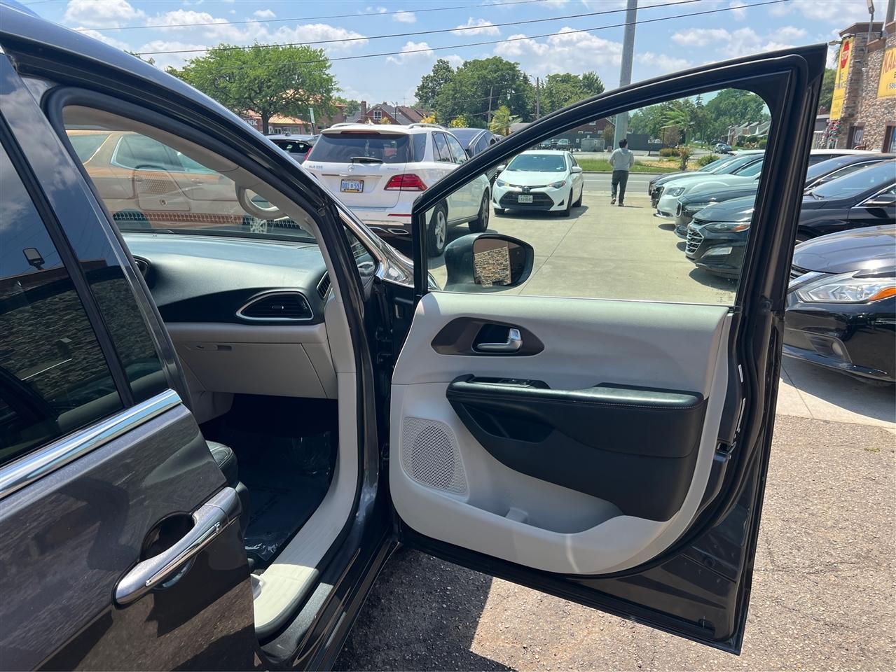 Chrysler Pacifica Touring L FWD 2019