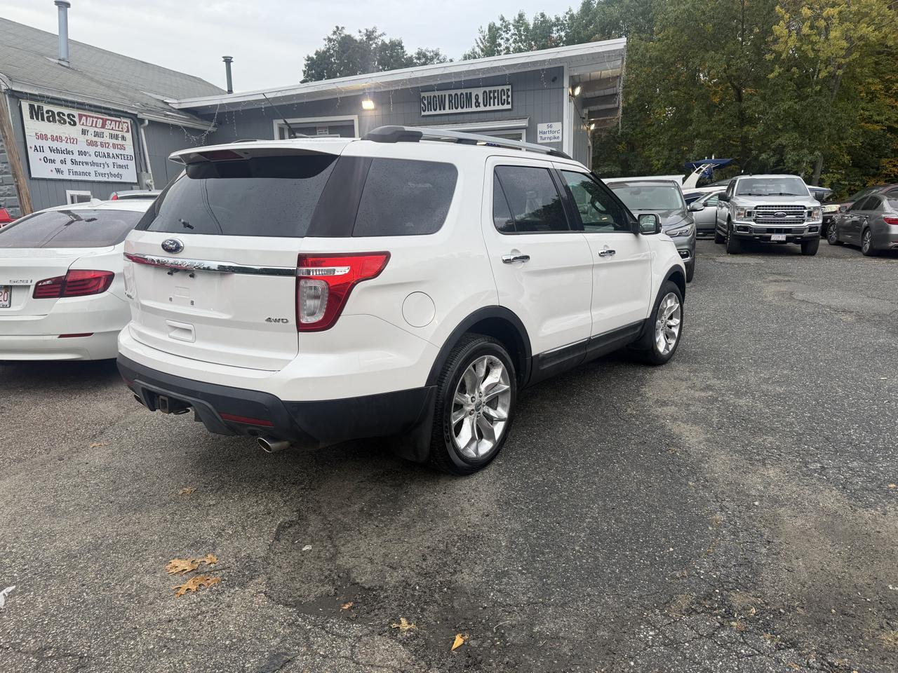 Ford Explorer photo 2