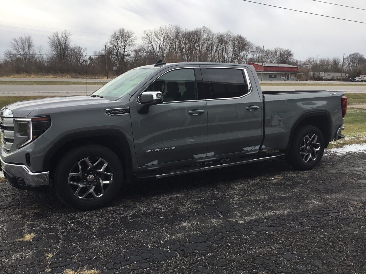 GMC Sierra 1500 4WD Crew Cab 157" SLE 2024