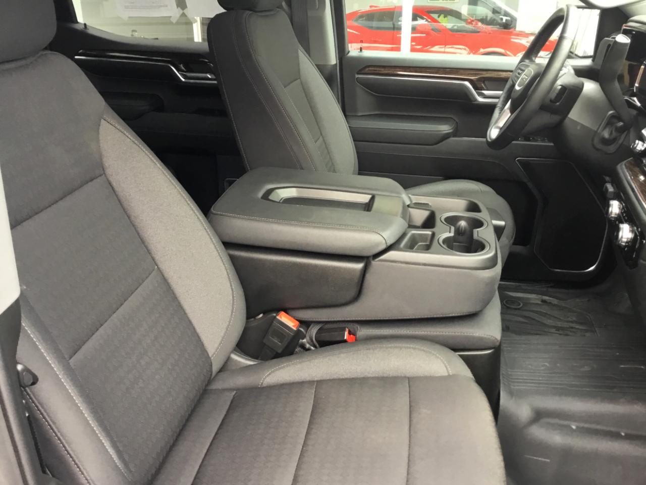 GMC Sierra 1500 4WD Crew Cab 157" SLE 2024
