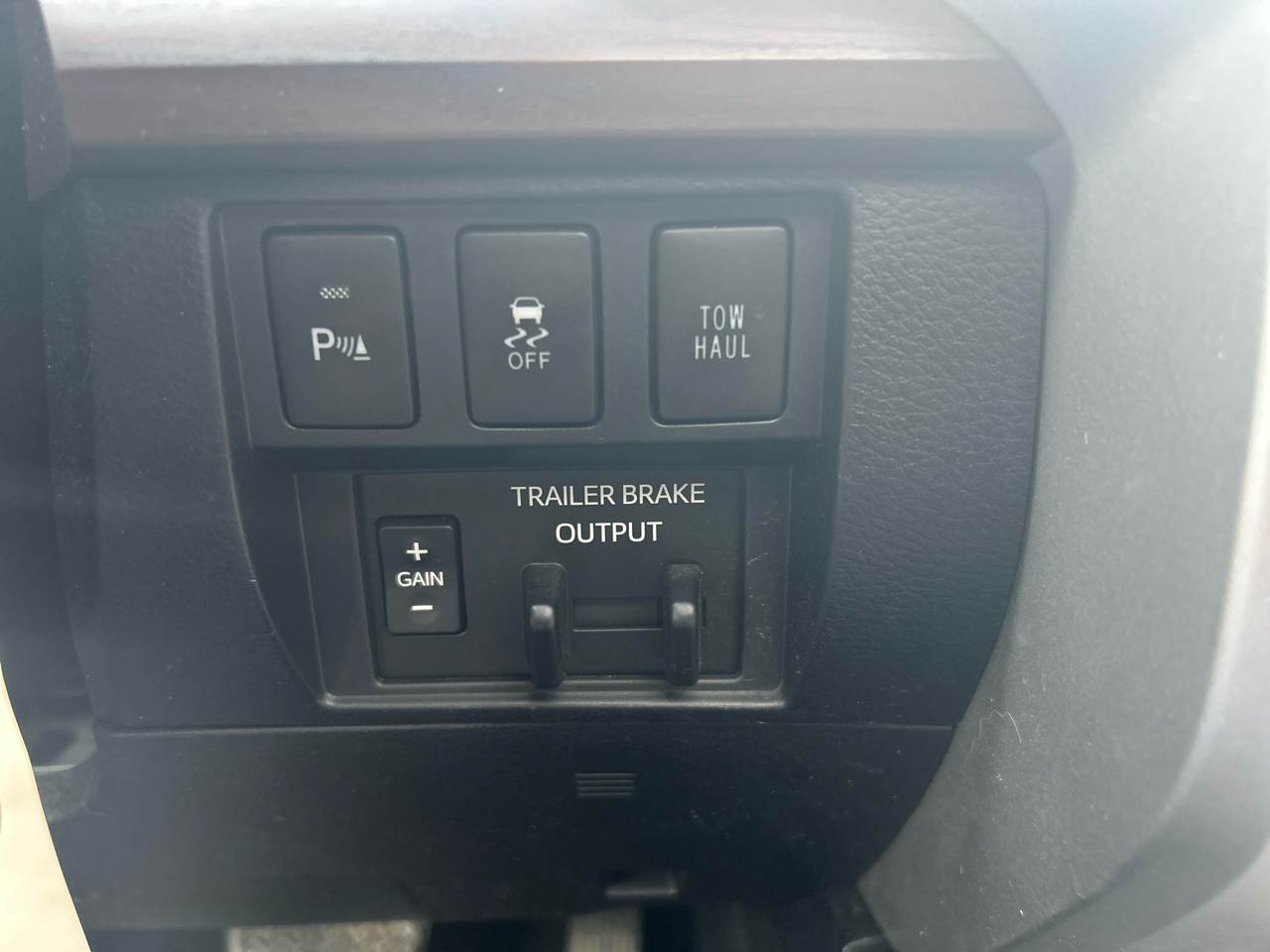 Toyota Tundra Limited 5.7L FFV CrewMax 4WD 2018