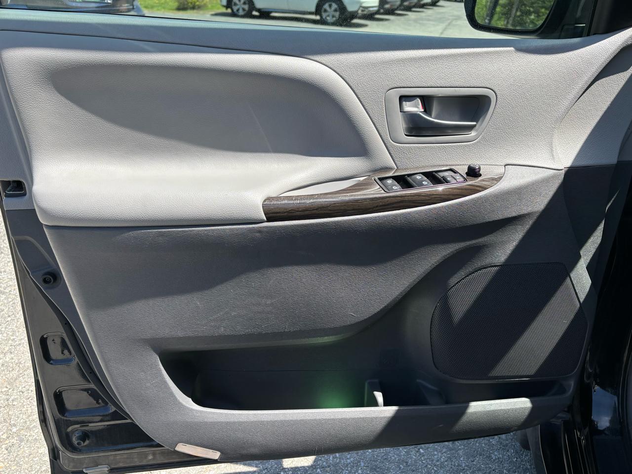 Toyota Sienna XLE 7-Passenger AWD 2020