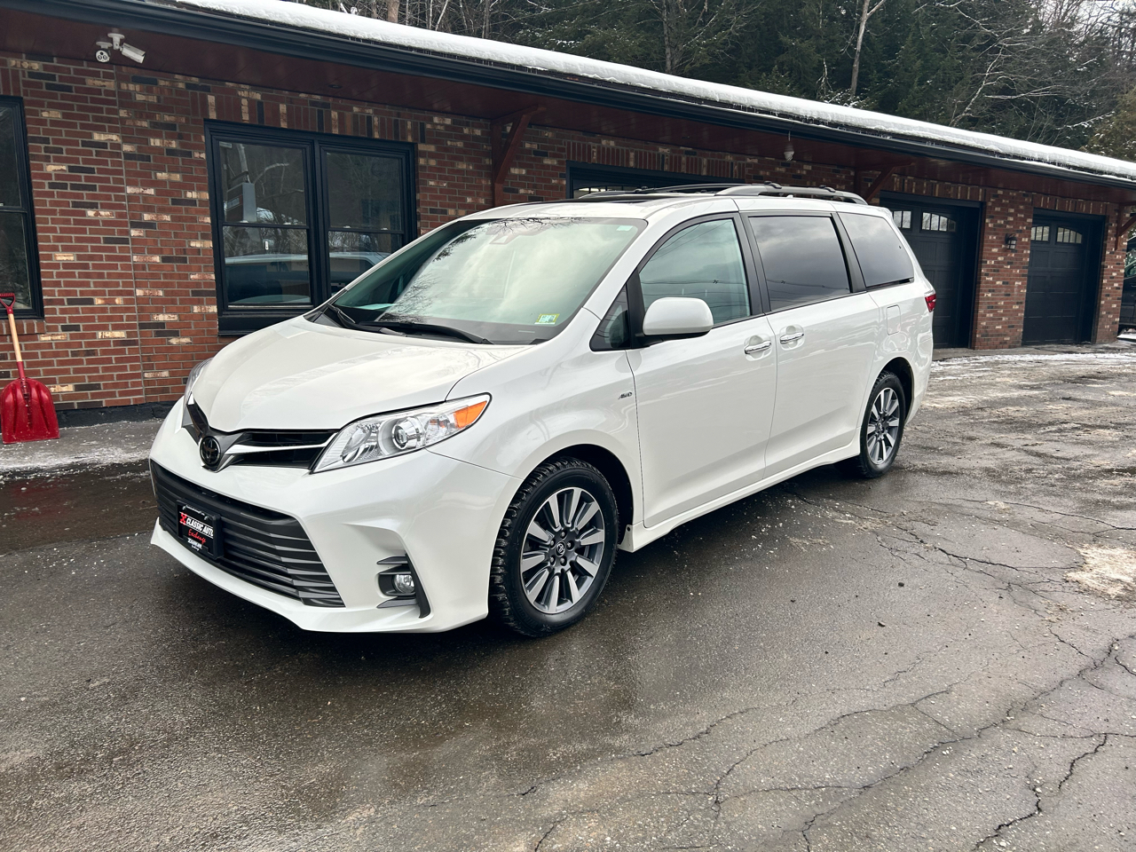 2020 Toyota Sienna XLE 7-Passenger AWD