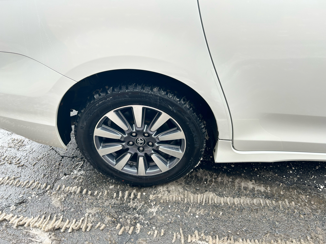 Toyota Sienna XLE 7-Passenger AWD 2020