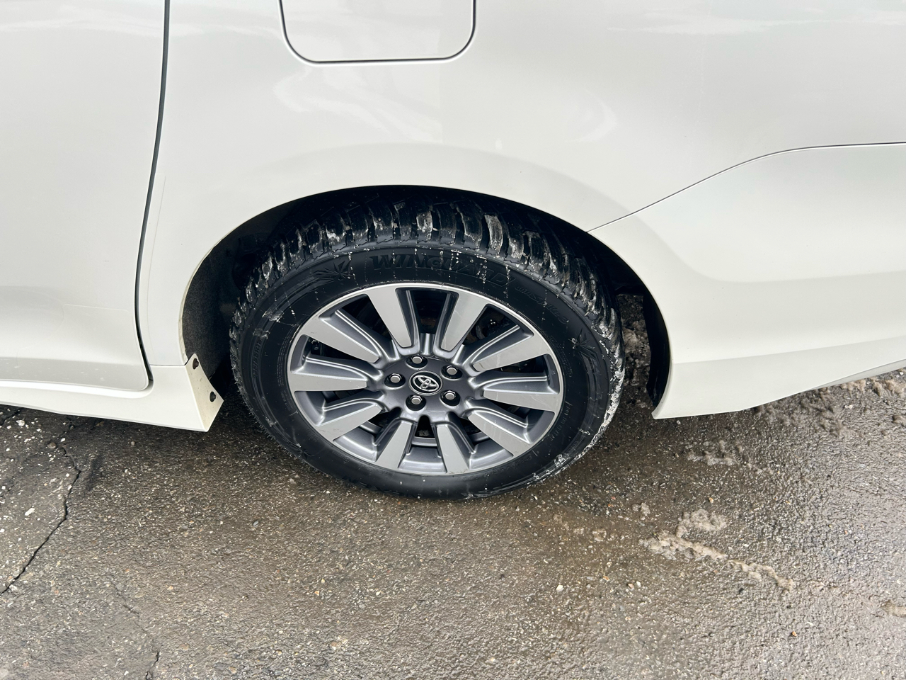 Toyota Sienna XLE 7-Passenger AWD 2020