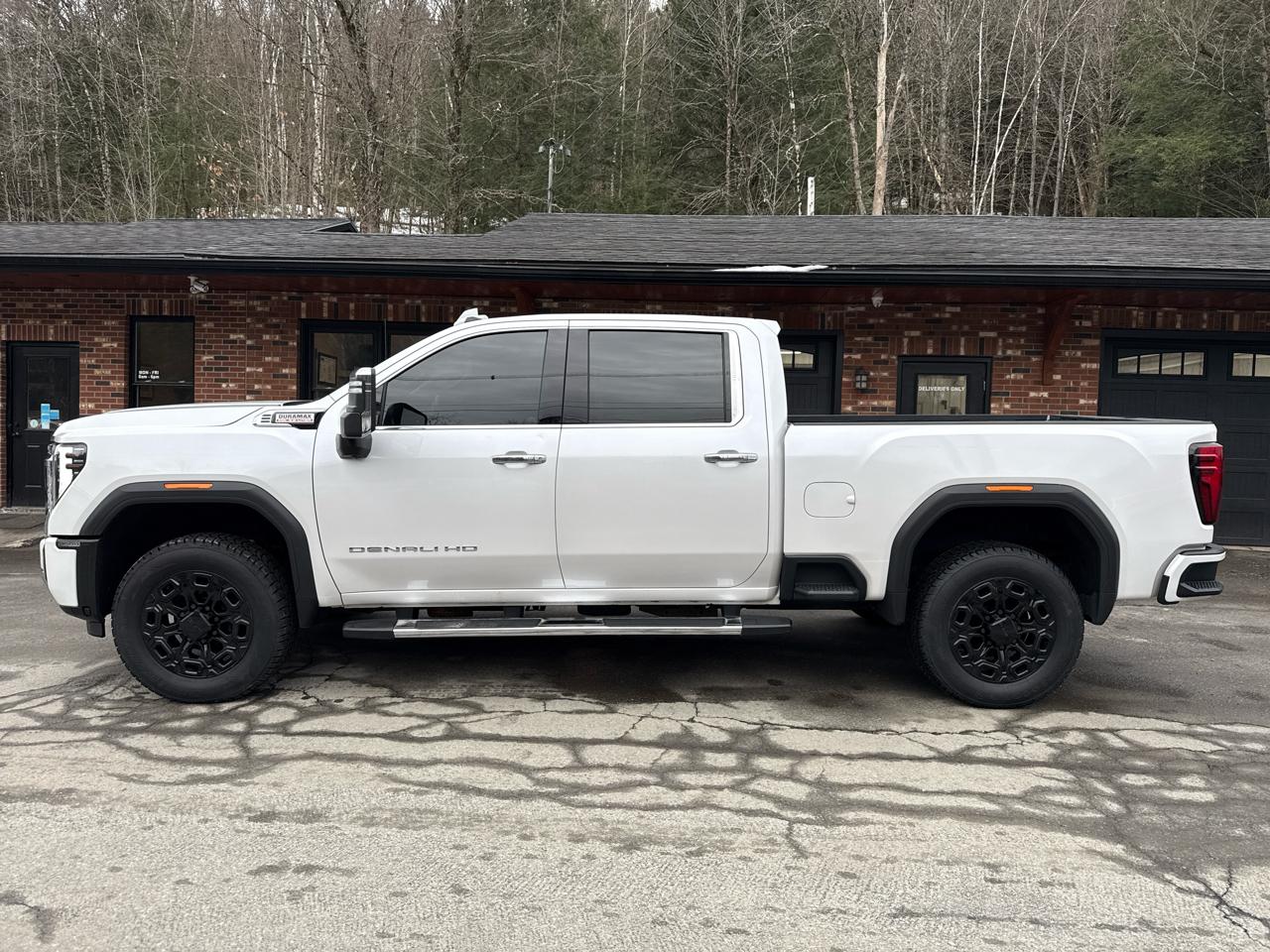 GMC Sierra 2500HD Denali Crew Cab 4WD SB 2024